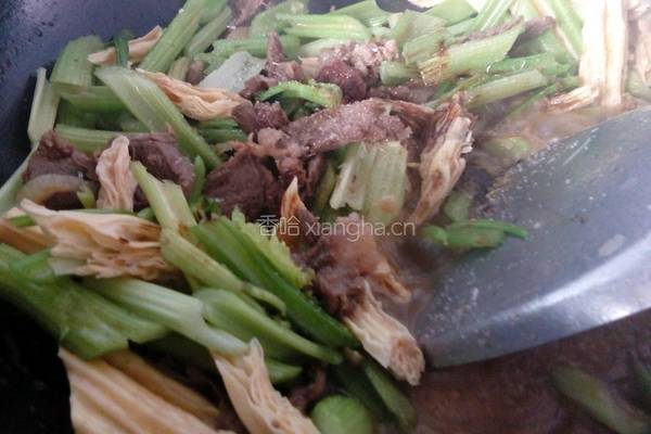 腐竹芹菜炒肉的做法图解6