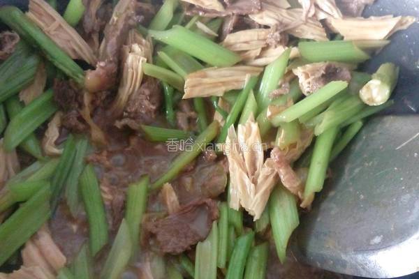 腐竹芹菜炒肉的做法图解7
