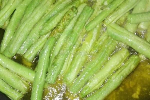 茄子炒豆角的做法图解5