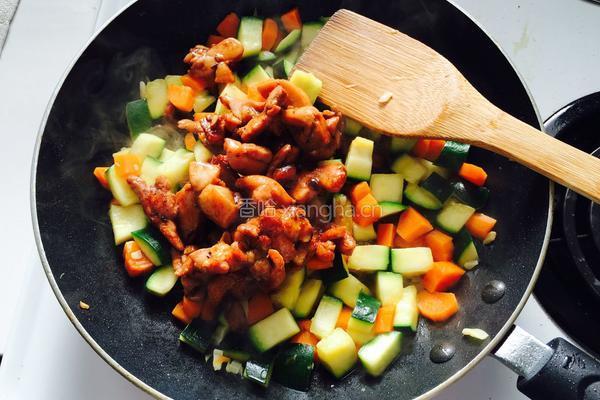 鸡肉蔬菜腊肠饭的做法图解7