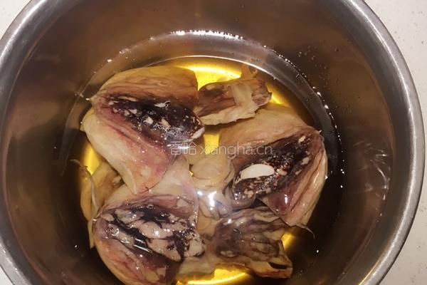 美厨靚颜墨鱼鸡汤的做法图解2