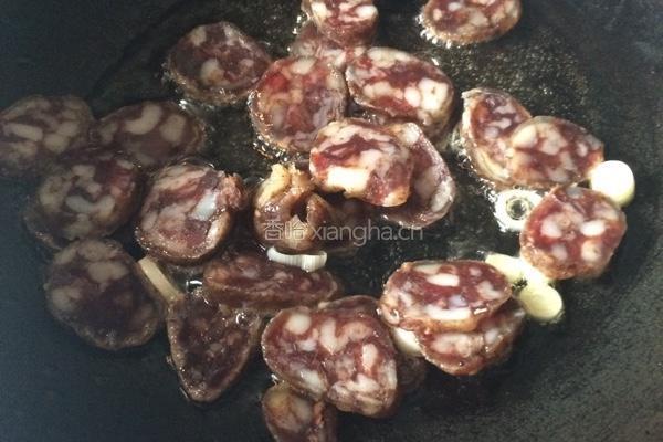腊肠炒包菜的做法图解3