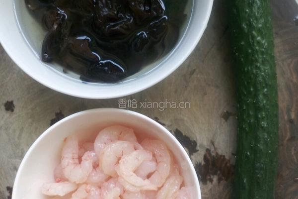 虾仁炒黄瓜的做法图解1