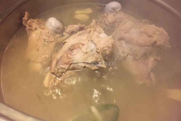 酸菜炖大骨头的做法图解4