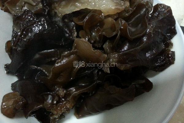 凉拌莴笋木耳的做法图解1