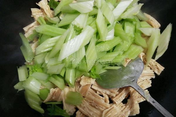 西芹炒腐竹的做法图解5