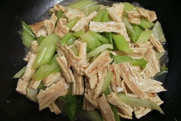 西芹炒腐竹的做法图解7