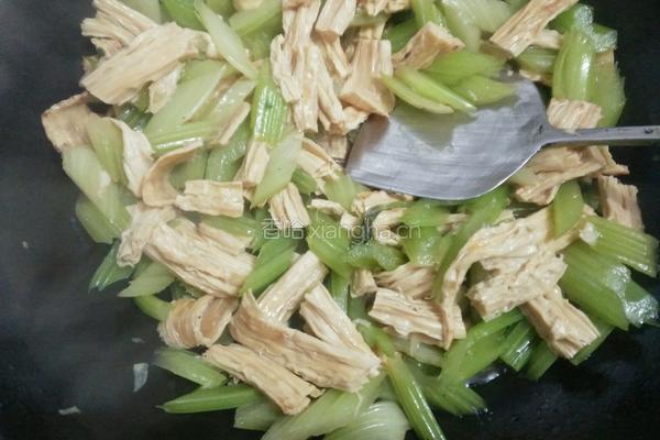 西芹炒腐竹的做法图解8