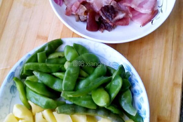 腊肉炖豆角土豆的做法图解1