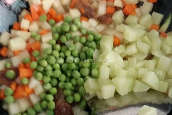 香肠炒饭的做法图解2