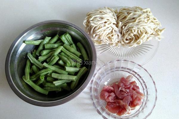 豆角肉丝焖面的做法图解1