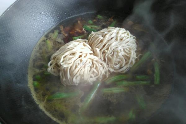 豆角肉丝焖面的做法图解9