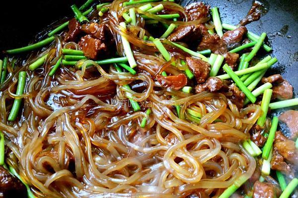 梅花肉烧蒜苔粉条的做法图解12