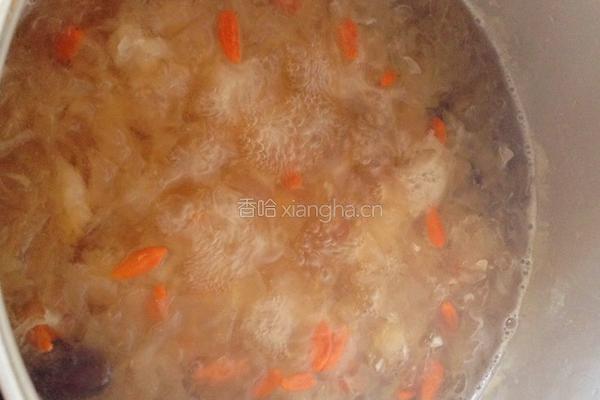 红枣枸杞银耳羹的做法图解3