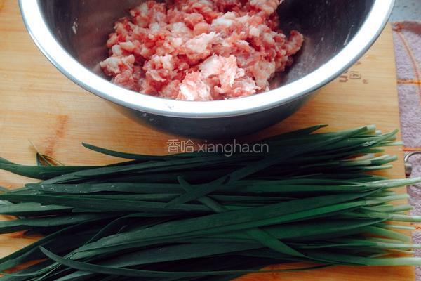 韭菜猪肉水饺的做法图解1