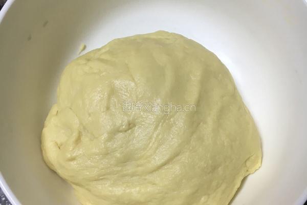 花朵与兔子豆沙面包的做法图解1