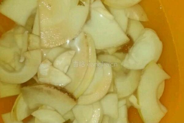 腊肉酸菜炒春笋的做法图解1