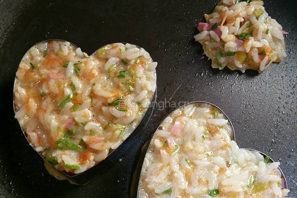 米饭鸡蛋饼的做法图解3