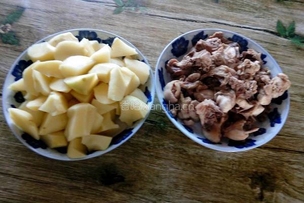 鸡肉炖土豆的做法图解1