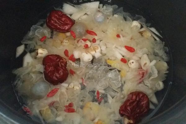 雪梨银耳羹的做法图解3