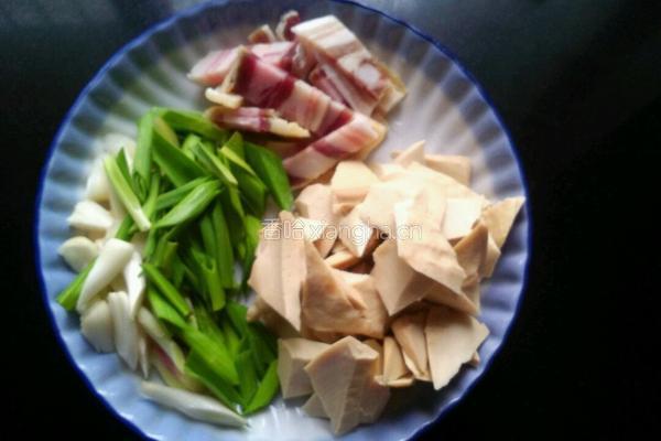 青蒜炒豆干的做法图解1