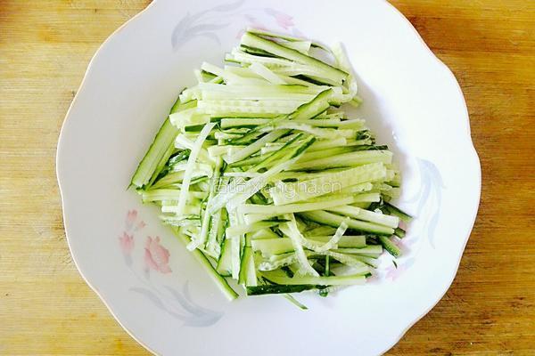 凉拌黄瓜牛排丝的做法图解2
