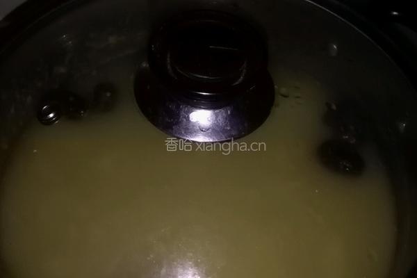小米红枣银耳粥的做法图解3