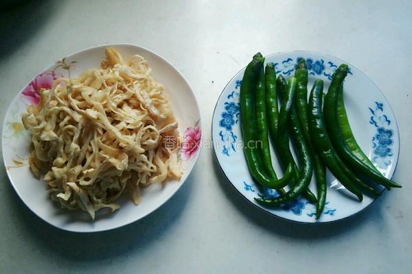 下饭菜（尖椒萝卜干）的做法图解1