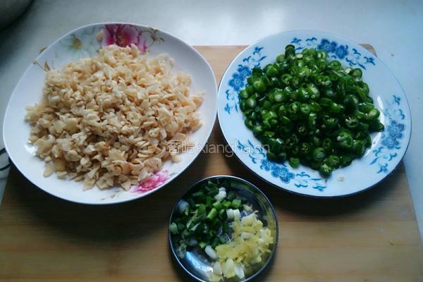 下饭菜（尖椒萝卜干）的做法图解2