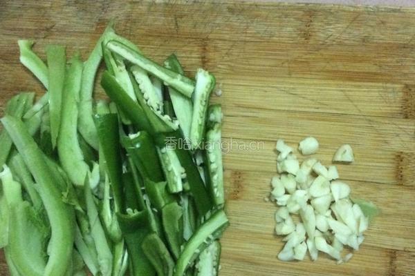客家肉丸炒青椒的做法图解2