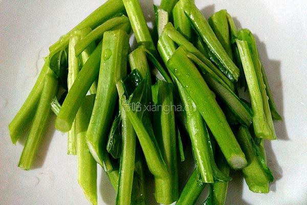 肉粒炒菜心的做法图解2