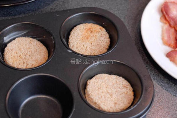培根吐司鸡蛋杯的做法图解2