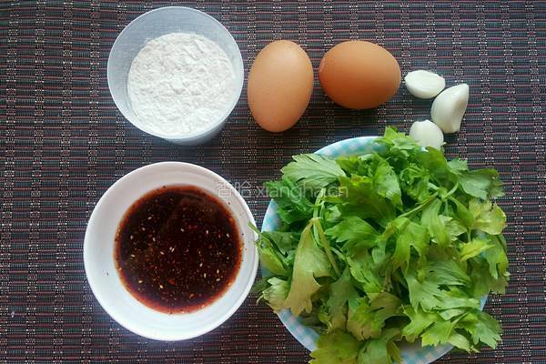 芹菜疙瘩的做法图解1
