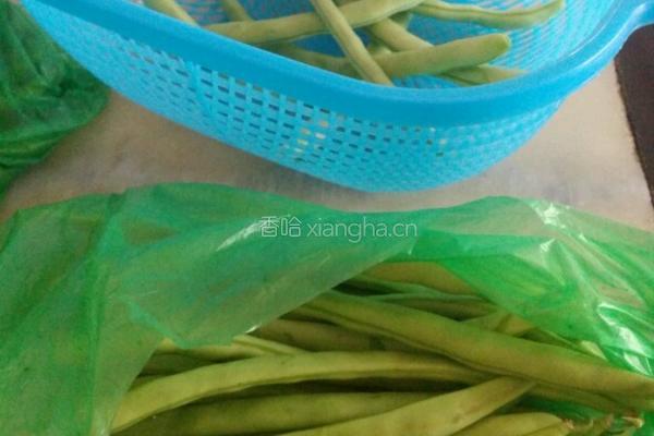 四季豆炒火腿肠的做法图解1