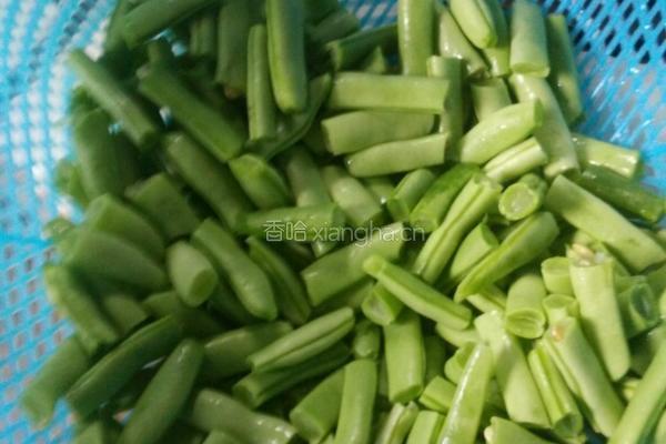 四季豆炒火腿肠的做法图解2