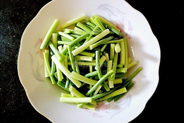 蒜苔炒蛋饼的做法图解2