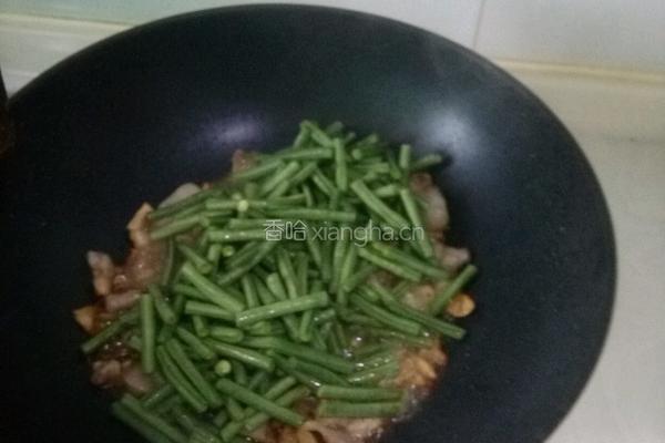五花肉炒豇豆的做法图解3