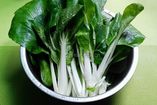 蒜香肉沫淋小白菜的做法图解1
