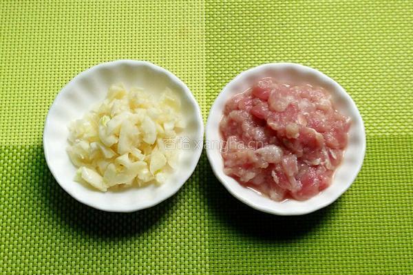 蒜香肉沫淋小白菜的做法图解2