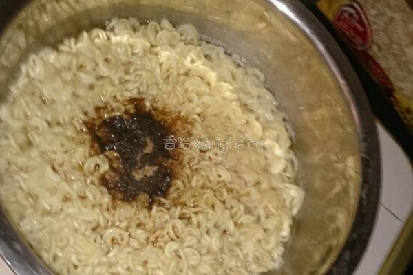 今麦郎大金野红烧牛肉面绿豆披萨的做法图解1