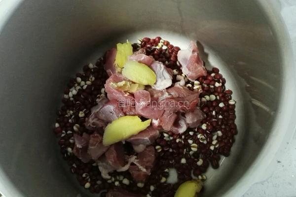 小红豆薏米莲藕汤的做法图解3