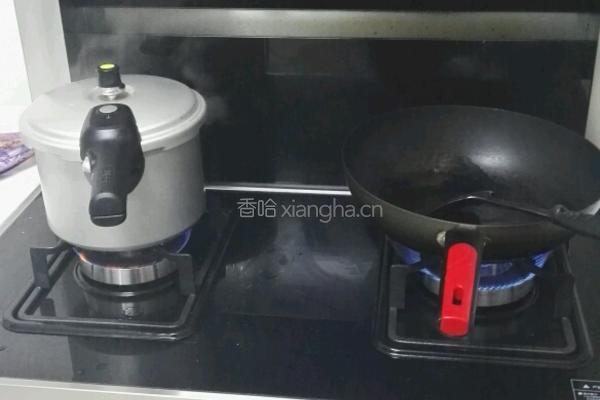 小红豆薏米莲藕汤的做法图解4