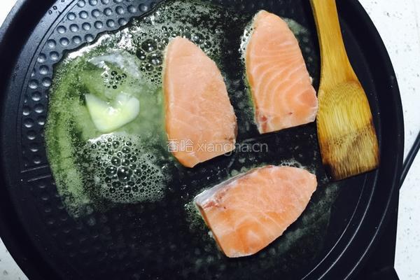 黄油三文鱼沙拉的做法图解3