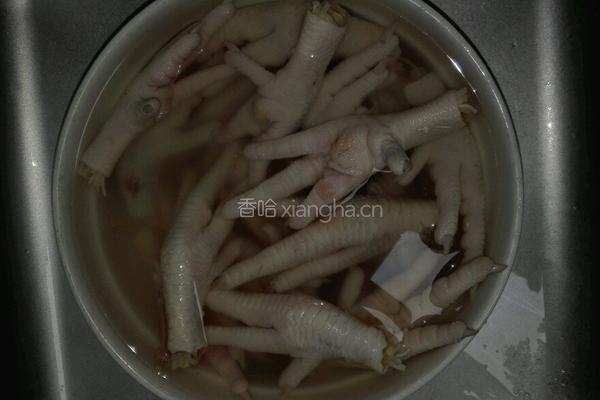 泡椒鸡爪的做法图解1