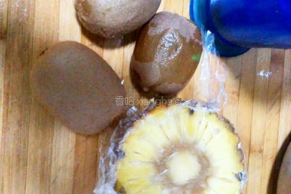 菠萝奇异果冰沙的做法图解1
