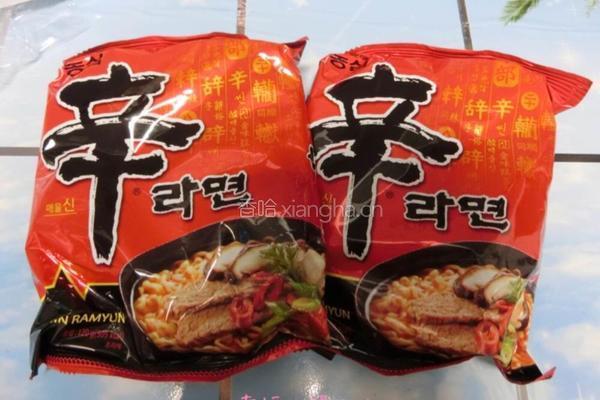 荷包蛋厚切午餐肉辛辣面的做法图解1