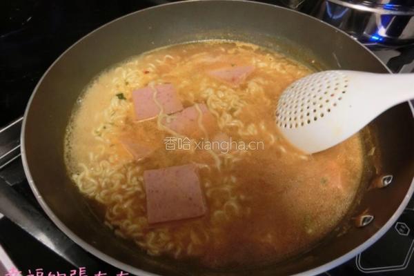 荷包蛋厚切午餐肉辛辣面的做法图解13