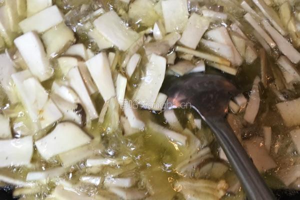 杏鲍菇炒肉片的做法图解2