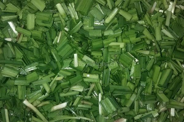 韭菜鸡蛋烧豆腐的做法图解1