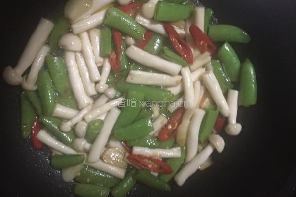 斋炒海鲜菇甜豆的做法图解5